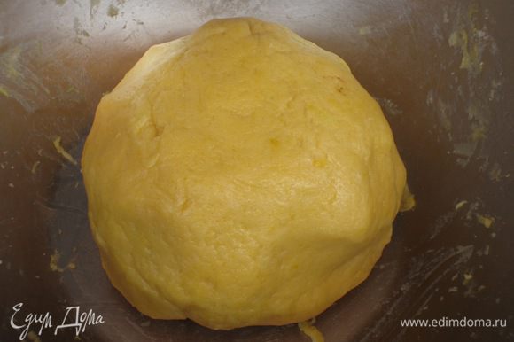 Добавить яйцо, желток, сахар, цедру лимона и быстро замесить тесто. Сформировать шар, завернуть в пищевую плёнку и поместить в холодильник на 1 час.