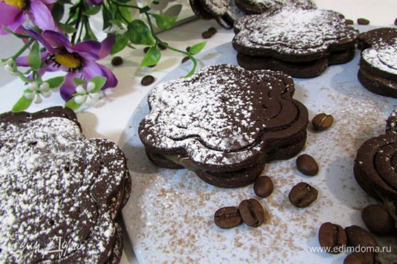 Намазать половинки и соединить печенье между собой. Можно просто смазать варёнкой или растопленным шоколадом.