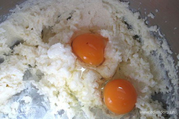 Добавить яйца ( необходимо 80 г яиц без скорлупы, это примерно 2 маленьких куриных яйца; если яйца крупные, то используйте целое яйцо и желток). Если вам придется после взвешивания убавить часть яйца, то убавляйте белок.