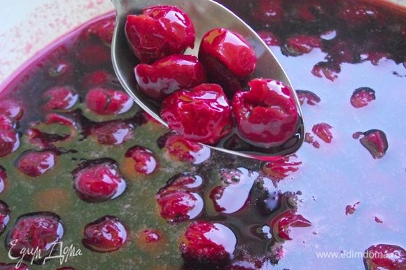 Такой способ варки варенья в 3 этапа сохраняет красивый рубиновый цвет, что радует глаз и возбуждает аппетит!
