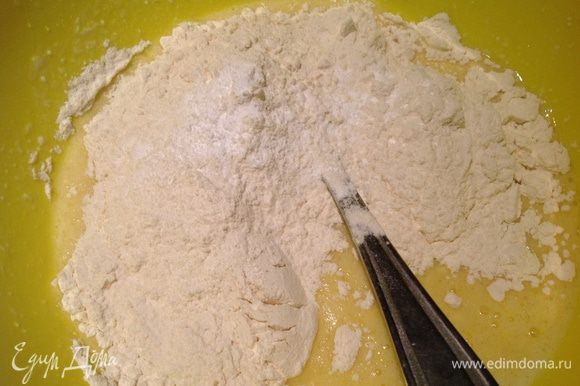 Муку смешайте с разрыхлителем и добавьте в тесто. Хорошо перемешайте, по консистенции должно получится, как густая сметана.