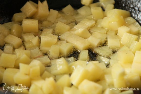 чистим картофель, свёклу, лук. Картофель нарезаем мелким кубиком, припускаем на растительном масле в сковороде, накрываем крышкой и готовим 3-4 минуты.