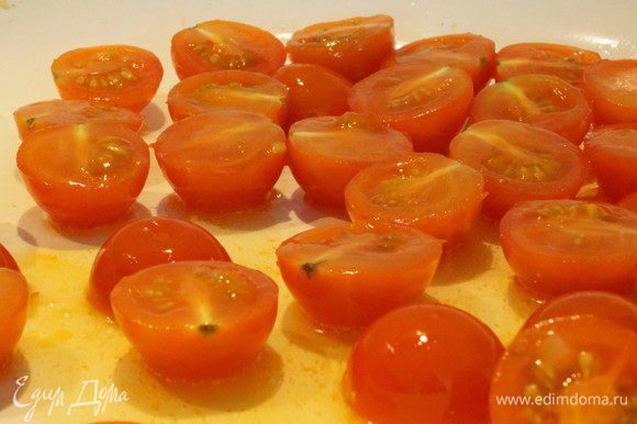 Черри режем пополам, разогреваем оливковое масло и обжариваем помидорки 1 минуту.