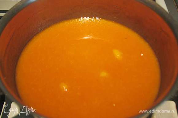 С абрикосов снять кожицу и сделать пюре. В абрикосовое пюре влить сироп, прогреть до 90 градусов и ввести желатин, мешая растворяем распущенный желатин. Охлаждаем нашу глазурь до комнатной температуры.