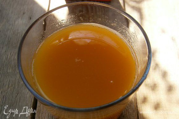 Персиковый сок подогреть до тёплого состояния ( у меня был детский, яблочно - персиковый сок с мякотью).