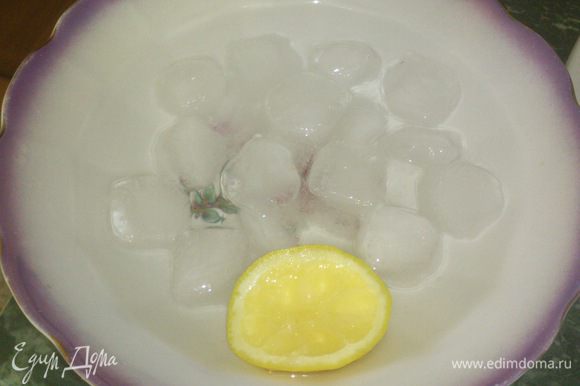 Емкость (миска, кастрюлька) наполняем льдом, заливаем холодной водой, выжимаем туда сок 1/4 лимона. Я и выжатую лимонную попку тоже бросаю, пусть плавает))))