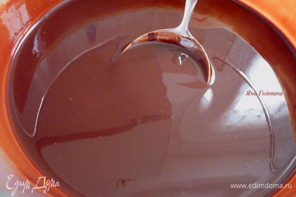 Растопить масло и 240 гр шоколадных капель в микроволновой печи .