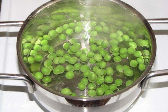 Вскипятить в кастрюле подсоленную воду и отварить зеленый горошек в течении 3 минут. Откинуть на дуршлаг и обдать холодной водой.
