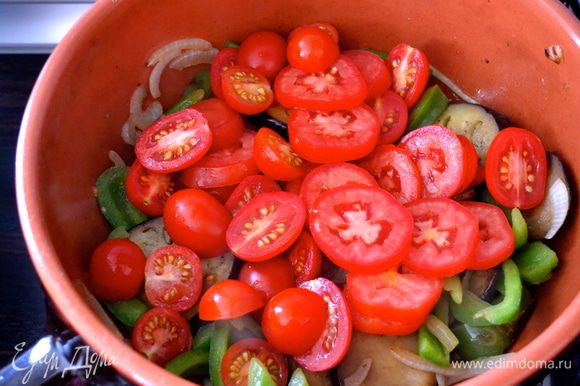 Как только овощи станут мягче, добавить нарезанные помидоры. Потушить еще, пока помидоры не дадут сок... (можно накрыть крышкой минут на 5). Время от времени осторожно перемешивать овощи, стараясь не поломать их!