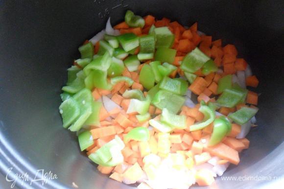 Очистить репчатый лук. Вымыть и очистить морковь и болгарский перец. У перца удалить семенную коробочку. Нарезать овощи кубиками. В чашу мультиварки налить растительное масло, выложить овощи, включить режим "Выпечка/Жарка" и готовить 3 - 5 минут при открытой крышке помешивая.