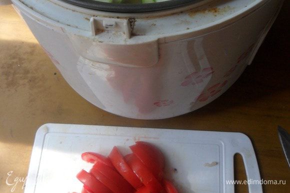 Вымыть кабачок и помидор, обсушить. Кабачок нарезать полукольцами. Выложить слоем на куриное филе. Помидор нарезать.