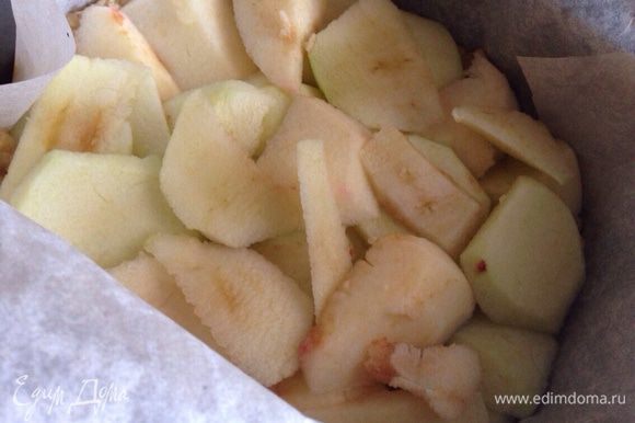 Тем временем яблоки очистить и нарезать тонкими дольками.Вынуть форму и распределить яблоки по поверхности теста.