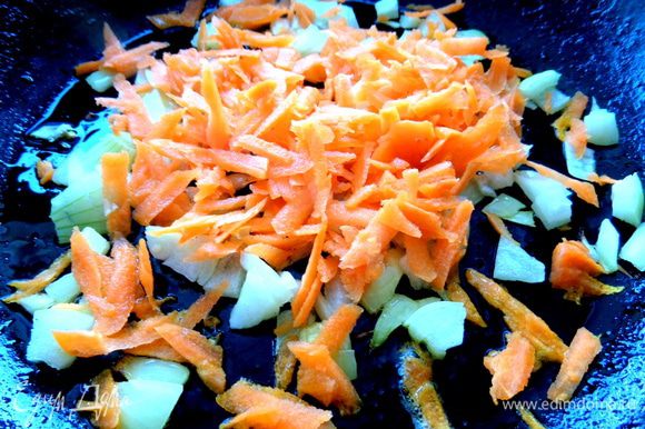В это время обжарим лук и молодую морковку слегка в масле.