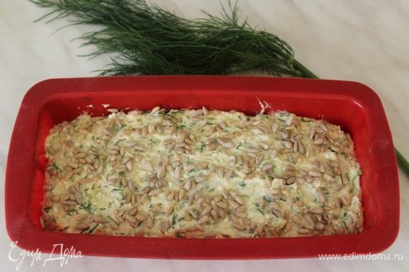 Выложить тесто в форму для запекания, сверху посыпать семечками (можно использовать любые - подсолнечные, тыквенные, семя льна)