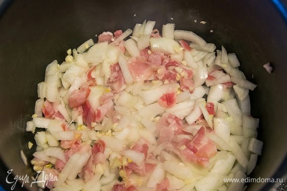 И обжариваем их на оливковом масле в кастрюле, где будет вариться суп. Лук должен стать мягким и золотистым.