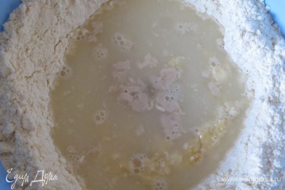 В теплую сыворотку добавить сахар и свежие дрожжи, можно использовать и сухие дрожжи. Оставить на 15 минут, чтобы поднялась пена. Вылить в муку, вбить 2 яйца.