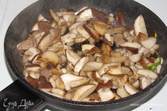 Белые грибы нарезать небольшими пластиками и обжарить в той же сковороде на сливочном и растительном масле. Если вы грибы собирали сами или купили у проверенного грибника, предварительно отваривать их не нужно.