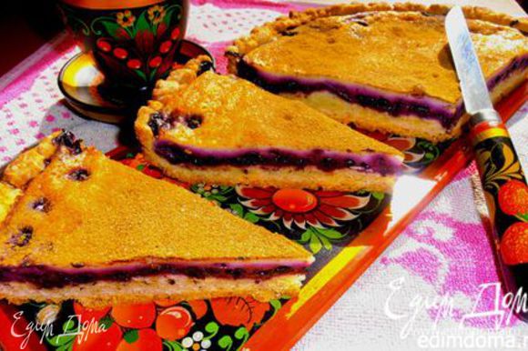 А вот ещё вариант похожего пирога с черникой, откуда я и взяла вкусную начинку))) http://www.edimdoma.ru/retsepty/45533-pirog-s-chernikoy-na-smetane-ob-edenie