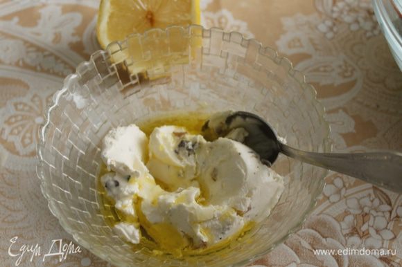 Для заправки смешать творожный сыр с маслом,лимонным соком ,сахаром.