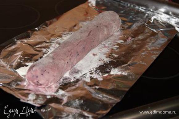Сформировать колбаску, обернуть ее фольгой и отправить в морозилку на 30 минут.