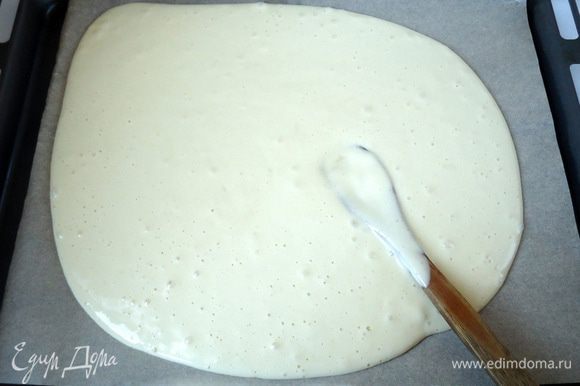 Тесто вылить на противень, застеленный пекарской бумагой. Выпекать в заранее разогретой духовке при 180°С около 25 минут.