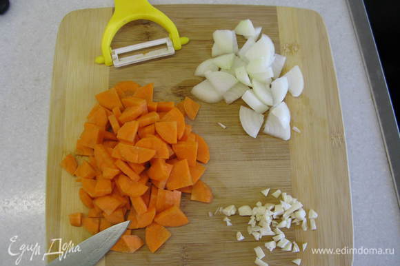 Нарезаем лук и морковь кубиками. Рубим чеснок.