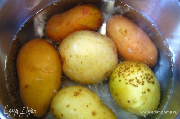 Картофель отварить 10 мин. Порезать на четвертинки (или пополам, если картофель небольшой).