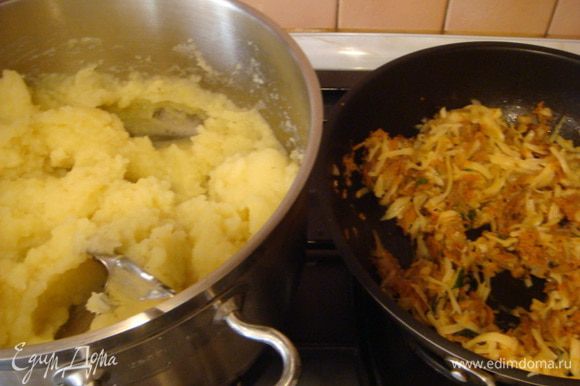 Отварить картофель (у меня 5 крупных) слить воду, пюрировать толкушкой, оставить остывать. Морковь на средней терке+лук порезать помельче и на сковороду. Туда же порезанные грибы, перемешивая, обжарить. Можно добавить чеснок 1 дольку. Выключить и дать остыть, потом добавить натертый на крупной терке тв. сыр на ваш вкус, начинка готова. В остывшее пюре добавить яйцо, соль и муку.
