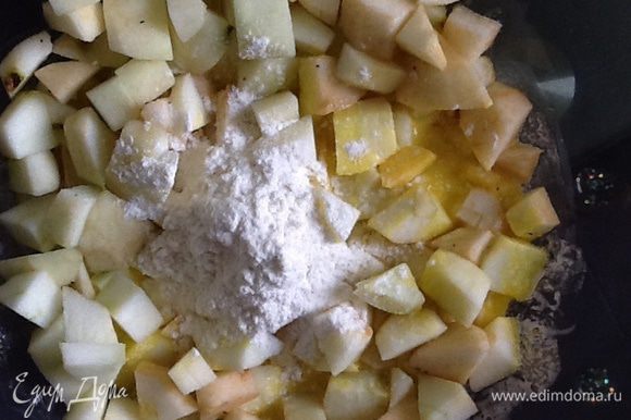 Пирог: масло растопить, добавить сахар, желтки, муку с разрыхлителем, перемешать. Добавить нарезанные кубиками яблоки.