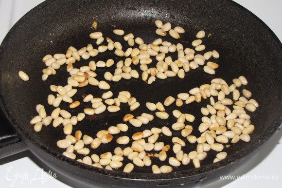 На этой же сковороде обжарить кедровые орешки, без добавления масла.