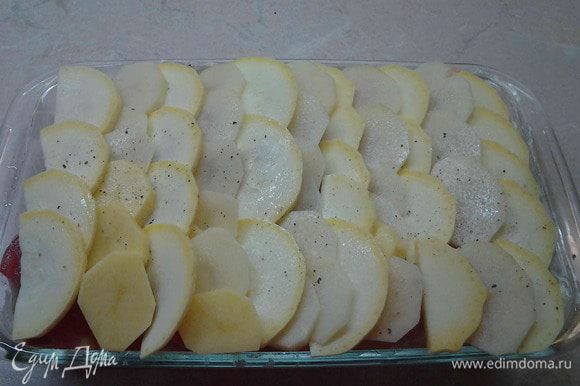 Оставшийся кабачок и картофель порезать тонкими кружочками и выложить на помидоры в виде чешуи.
