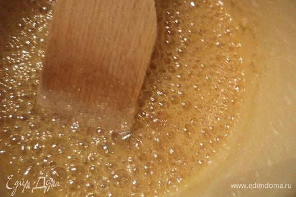 Для карамели смешать сахар и воду, довести до кипения и варить 5 - 6 минут, чтобы карамель приобрела золотистый цвет. Посолить. Добавить сливочное масло и сливки, быстро и тщательно перемешать.