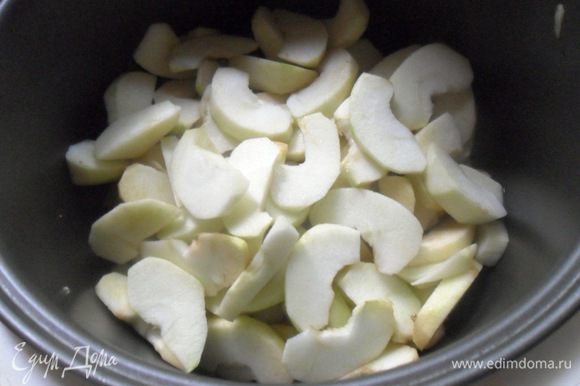 Яблоки вымыть, очистить от кожицы и семян, нарезать ломтиками и сложить в чашу мультиварки. Влить 1/4 мульти- стакана воды и включить режим "Тушение" на 1 час.
