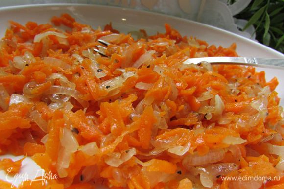 Соединить морковь и жареный лук.