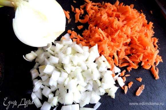 Готовим поджарку: лук нарезать, морковь крупно натереть.