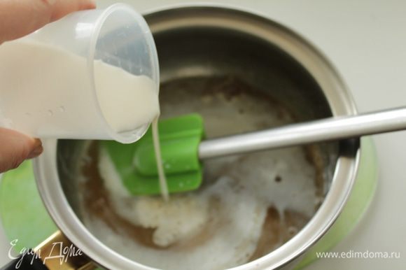 Сливки аккуратно,тонкой струйкой влить в сахарный сироп, помешивая.