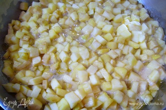 Яблоки очистить от кожицы, семена удалить, мелко нарезать. Отправить яблоки в сковороду с маслом, добавить оба вида сахара, коньяк. Тушить на среднем огне, пока яблоки не станут мягкими.