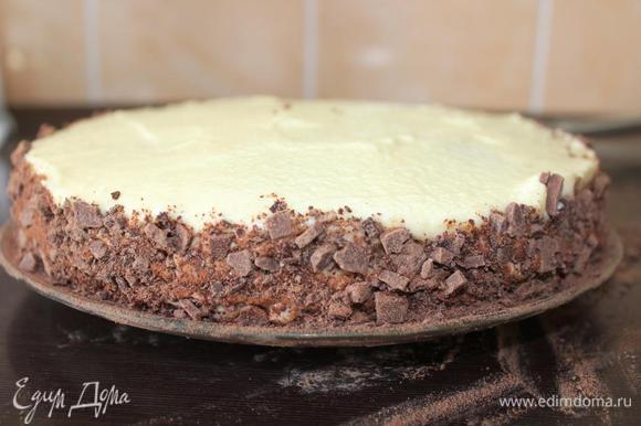 Смазать верх и бока торта кремом, бока обсыпать тертой или рубленой шоколадной стружкой.