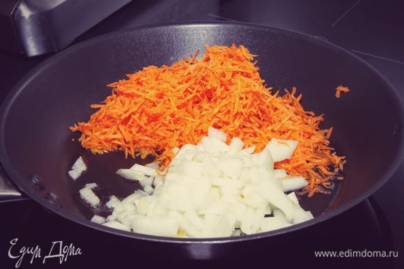 Морковь и лук пассируем на подсолнечном масле до мягкости.