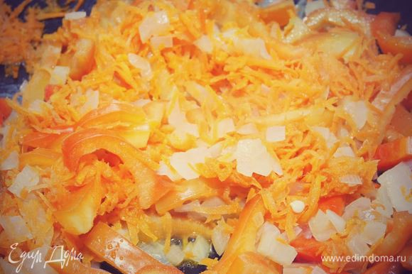 К луку и моркови добавляем сладкий перец и тушим до готовности: перец должен стать мягким.