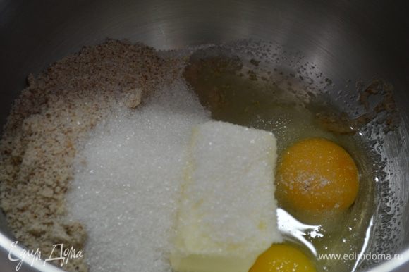 Для миндального крема: Миндаль измельчаем в блендере. Размягченное сливочное масло смешиваем с сахаром, миндалем и яйцом. Крем готов!