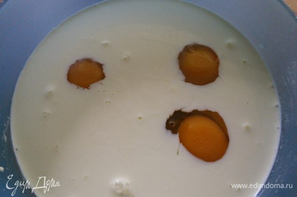 Яйца взбить с молоком и сливками, посолить, поперчить, добавить мелко порубленную зелень петрушки.