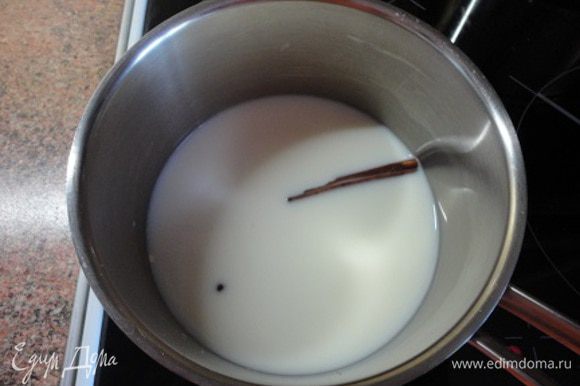 Молоко влить в кастрюлю, поставить на средний огонь, добавить одну палочку корицы и гвоздику.