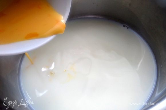 Выливаем массу с крахмалом в нагревшееся молоко (но не до кипения!).