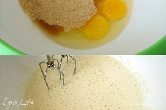 Два яйца и один желток соединить в чаше с сахаром и взбить до пышного состояния.