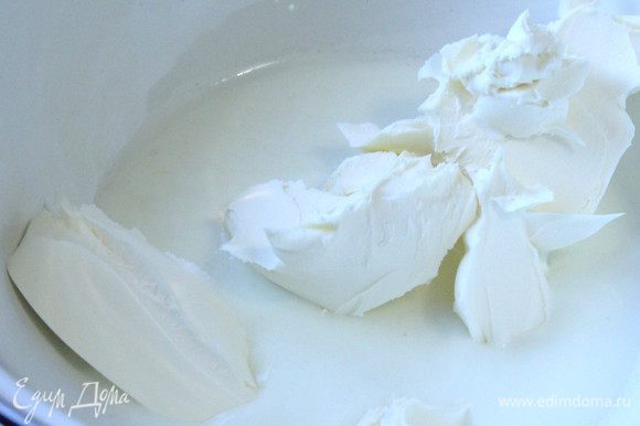 Для крема замочить желатин в 2 ст.л. воды. Смешать йогурт с маскарпоне и поставить на водяную баню, нагреть до однородности, добавить желатин, прогреть, помешивая, до растворения.
