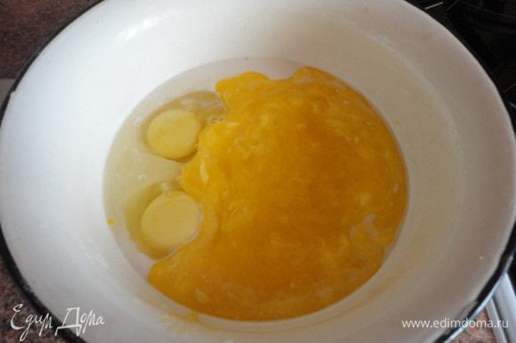 Добавить яйца, топленый маргарин,