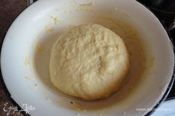 Муку, смешанную с ванилином, и замесить тесто. Оно получается мягкое и очень послушное.Посуду с тестом накрыть мокрым полотенцем и оставить в теплом месте на 1-1,5 часа.