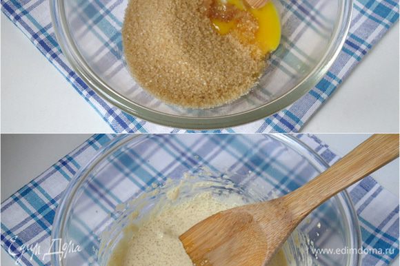 Для теста: яйца разделить на желтки и белки. Желтки смешать с сахаром и солью, хорошо растереть.