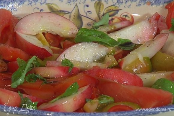 На блюдо выложить нарезанные помидоры, дольки нектарина, посыпать все порванным руками базиликом.